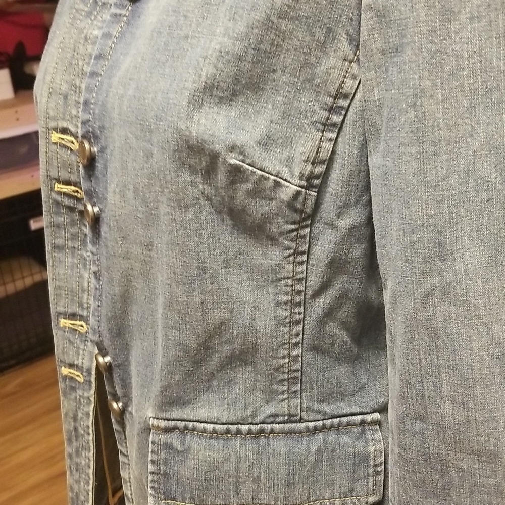 i.e. Denim Jacket Fitted Shoulder Detail Yoked Back And Double Button Front Med - Picture 5 of 11